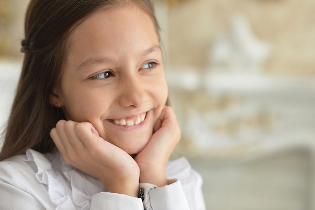 Petite fille émotionnelle en blouse blanche