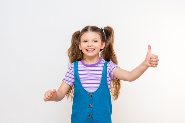 Une petite fille émotive et joyeuse sur fond blanc isolé.