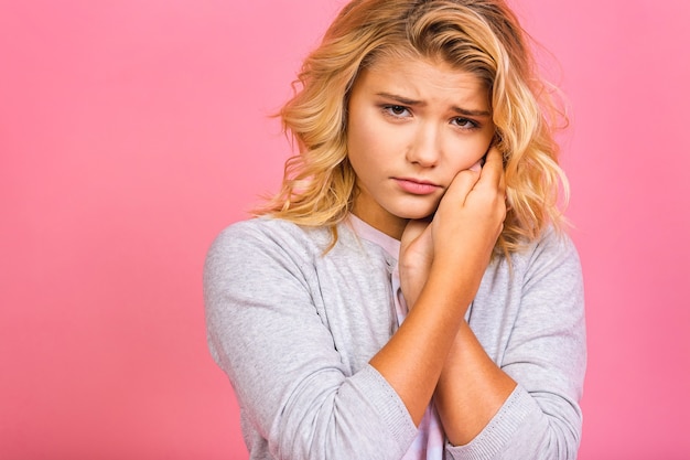 Petite fille enfant adolescent avec mal de dent sensible, problème de couronne touchant la bouche extérieure avec la main