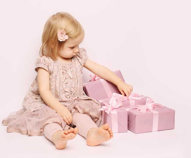 Petite fille enfant avec anniversaire boîte cadeau rose