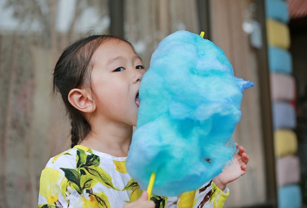 Petite Fille Enfant Asiatique Manger Des Bonbons Spongieux Sucrés