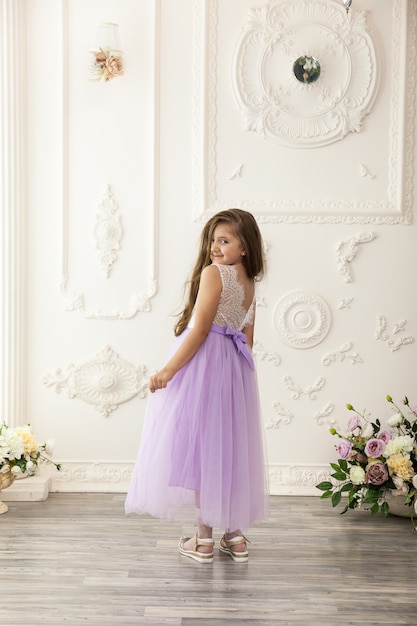 Petite fille enfant dans une robe à la mode