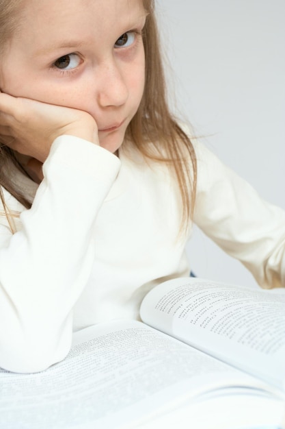 Petite fille enfant lisant un livre. Portrait en gros plan