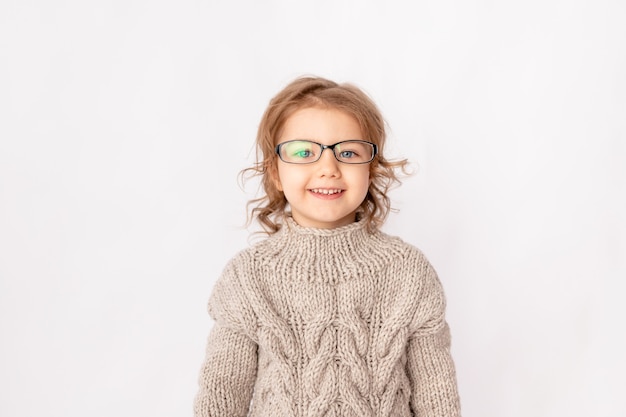 Petite fille enfant avec des lunettes sur fond blanc, espace pour le texte