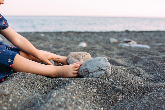 Petite fille enfant mignonne jouant au bord de la mer en été