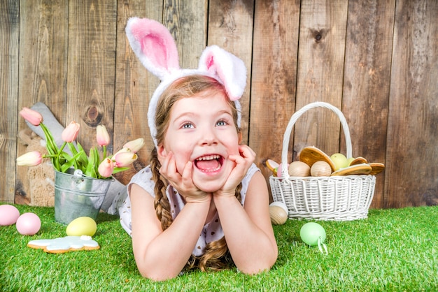 Petite fille enfant avec des oreilles de lapin de Pâques