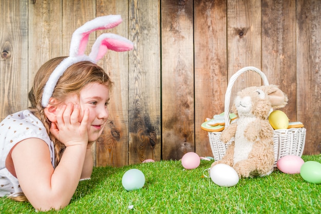 Petite fille enfant avec des oreilles de lapin de Pâques