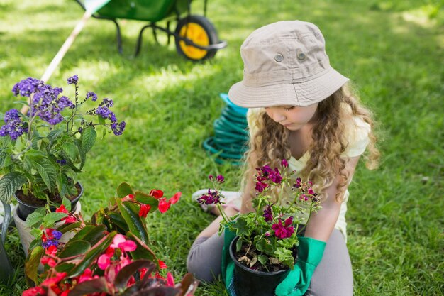 Photo petite fille engagée dans le jardinage