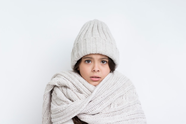 Photo petite fille avec une épaisse cravate et chapeau