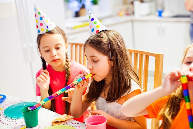 La petite fille est en deuil à la fête d'anniversaire