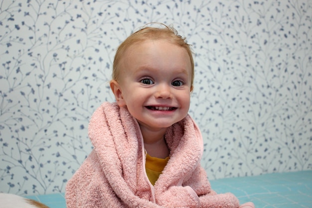 Une petite fille est enveloppée dans une serviette après le bain Closeup portrait