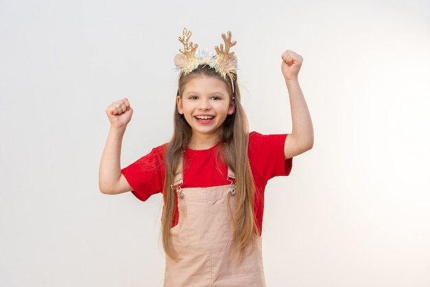 Une petite fille est heureuse de l'avènement de Noël.