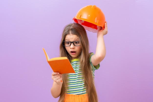 La petite fille est très surprise par les réparations à venir dans sa crèche.