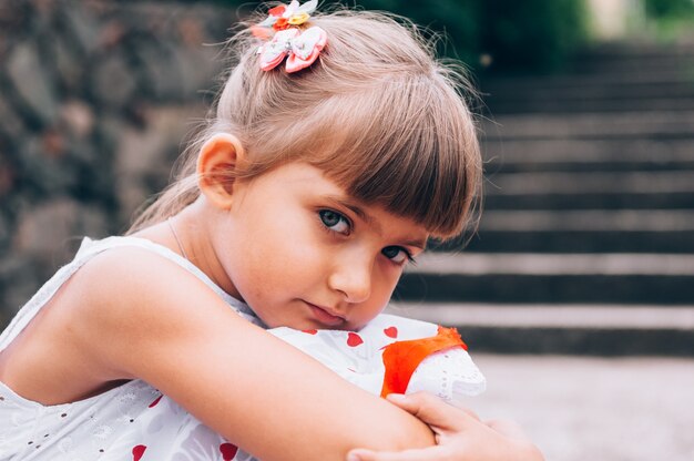 La petite fille est triste