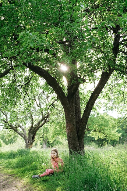 Petite fille avec un été extérieur de chiot maltais