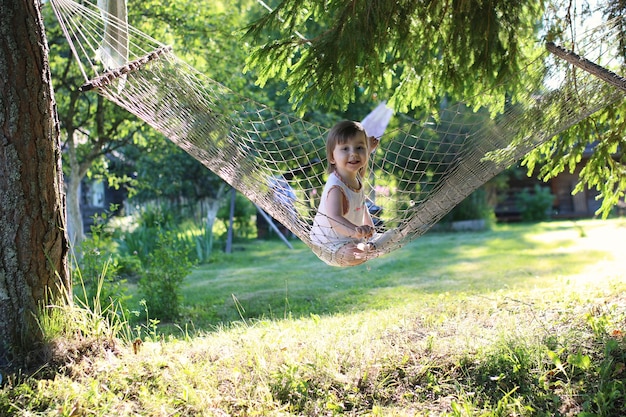 Petite fille en été nature hamac