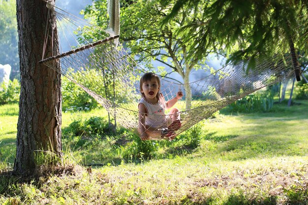 Petite fille en été nature hamac