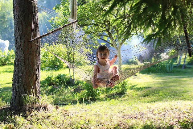 Petite fille en été nature hamac