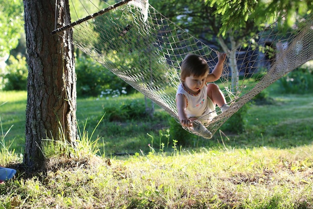 Petite fille en été nature hamac