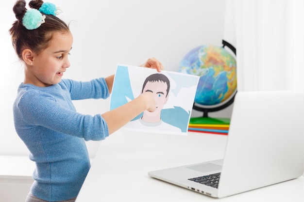 petite fille étudiant la biologie en ligne. Toutes les recherches sont en ligne. Apprentissage à distance