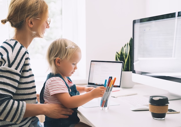 Petite fille étudiant et dessinant au bureau Apprentissage en ligne pour enfants