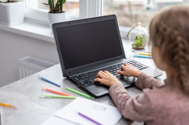 petite fille étudiant avec ordinateur