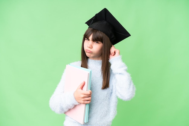 Petite fille étudiante caucasienne sur fond isolé ayant des doutes