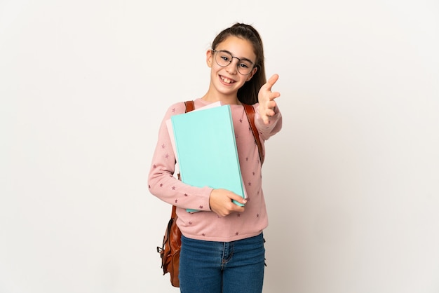 Petite fille étudiante sur fond isolé se serrant la main pour conclure une bonne affaire