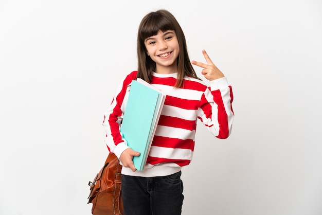 Petite fille étudiante isolée sur fond blanc souriant et montrant le signe de la victoire