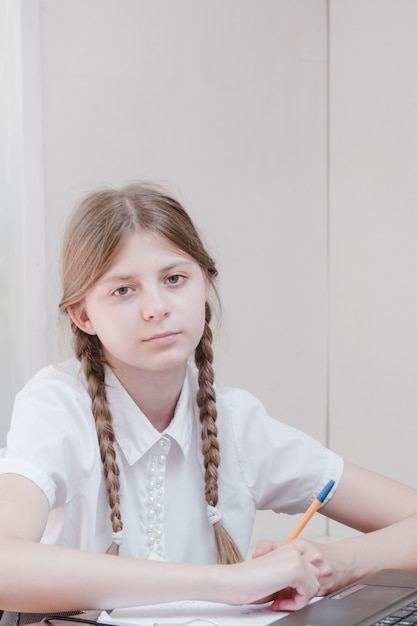 Petite fille étudiante qui étudie à l'école. Passe-temps à la maison. Fille enfant souriante peignant à la maison. Être éduqué par l'enseignant vs apprendre et étudier à la maison avec les parents. Jeune fille à faire ses devoirs.