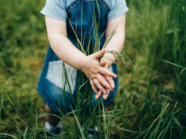 Petite fille explorant la nature