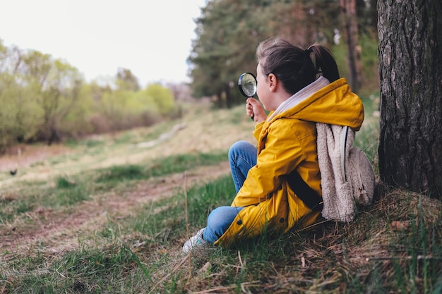 Petite fille exploratrice avec loupe joue dans la forêt Recherche et recherche