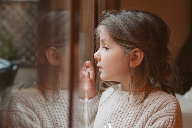 Petite fille avec une expression de tristesse