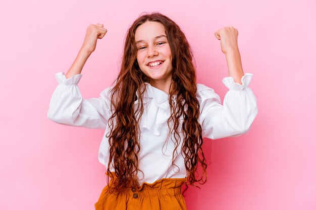 Petite fille exprimant des émotions isolées