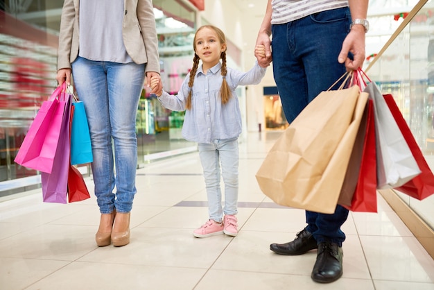 Petite fille, faire du shopping avec les parents