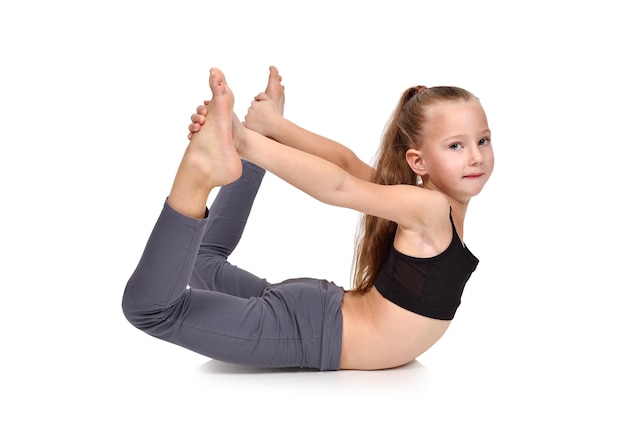 Petite fille faire du yoga