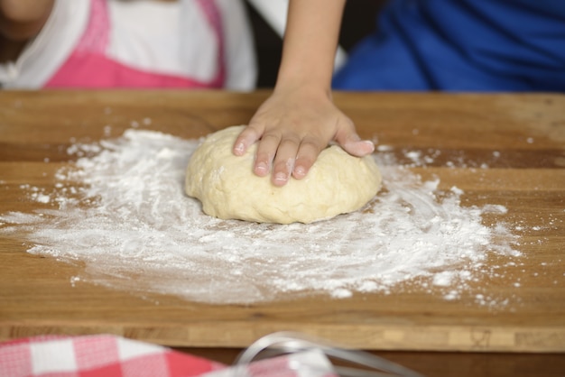 Petite fille à faire de la pâte