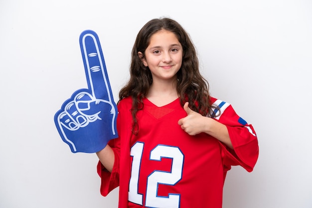 Photo petite fille fan de sport isolée sur fond blanc avec les pouces vers le haut parce que quelque chose de bien s'est produit