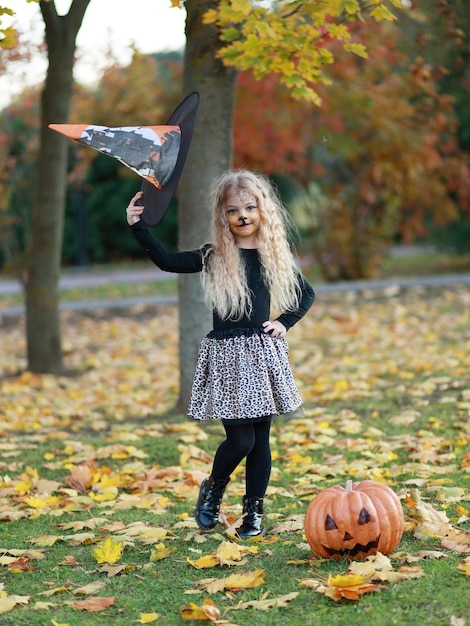 Petite fille fête Halloween dans le parc