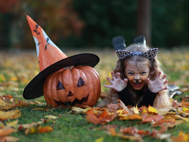 Petite fille fête Halloween dans le parc