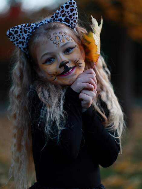 Photo petite fille fête halloween dans le parc