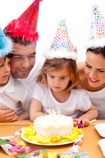 Petite fille fête son anniversaire avec ses parents