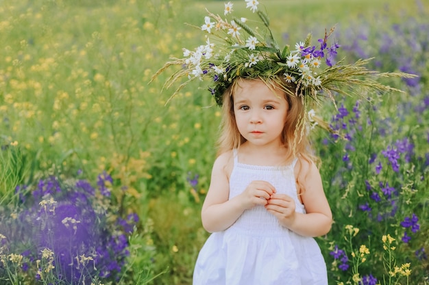 Petite fille fleur camomille couronne champ violet