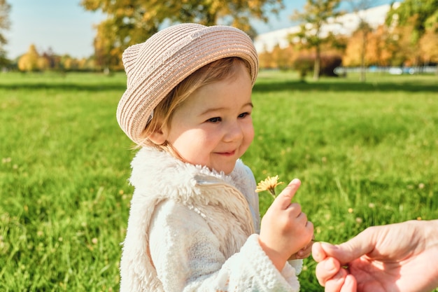 Petite fille avec une fleur à la main