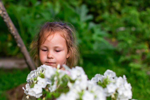 Petite fille en fleurs d'été