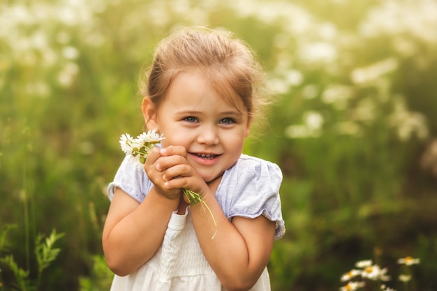 petite fille avec des fleurs de Marguerite