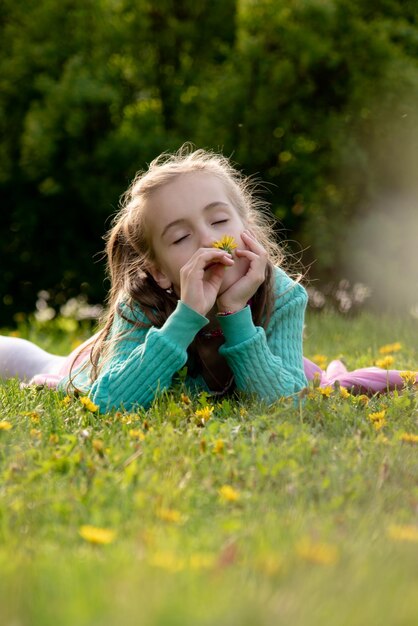 Une petite fille avec des fleurs de printemps