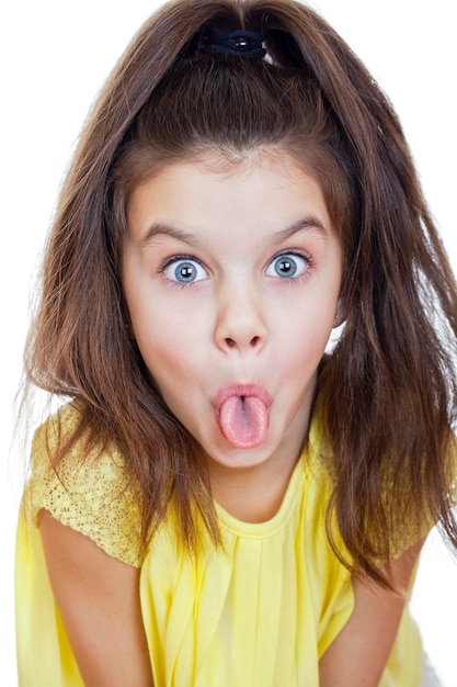 Une petite fille folle dans un studio sur fond blanc.