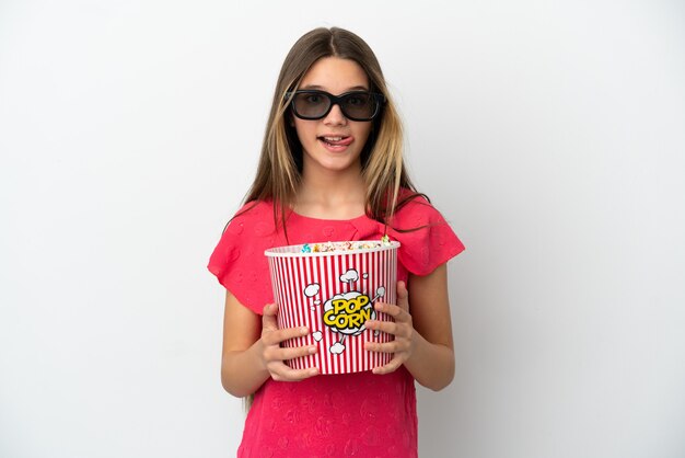 Petite fille sur fond blanc isolé avec des lunettes 3d et tenant un grand seau de pop-corn