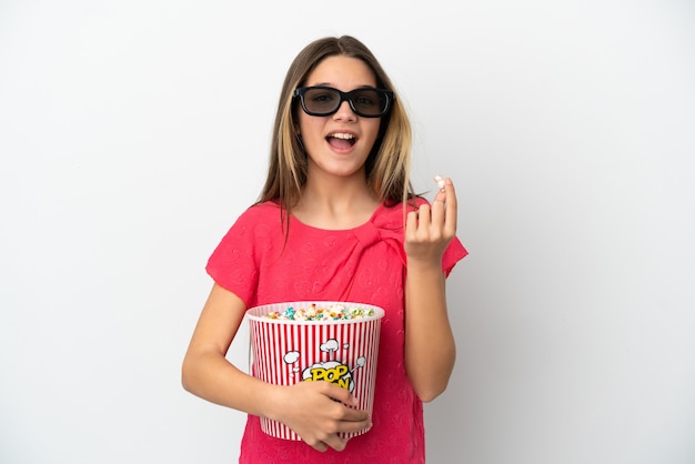 Petite fille sur fond blanc isolé avec des lunettes 3d et tenant un grand seau de pop-corn
